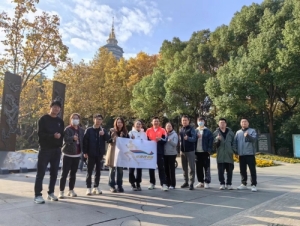 跑步讓身體薄一點(diǎn)，讀書讓思想厚一點(diǎn)。